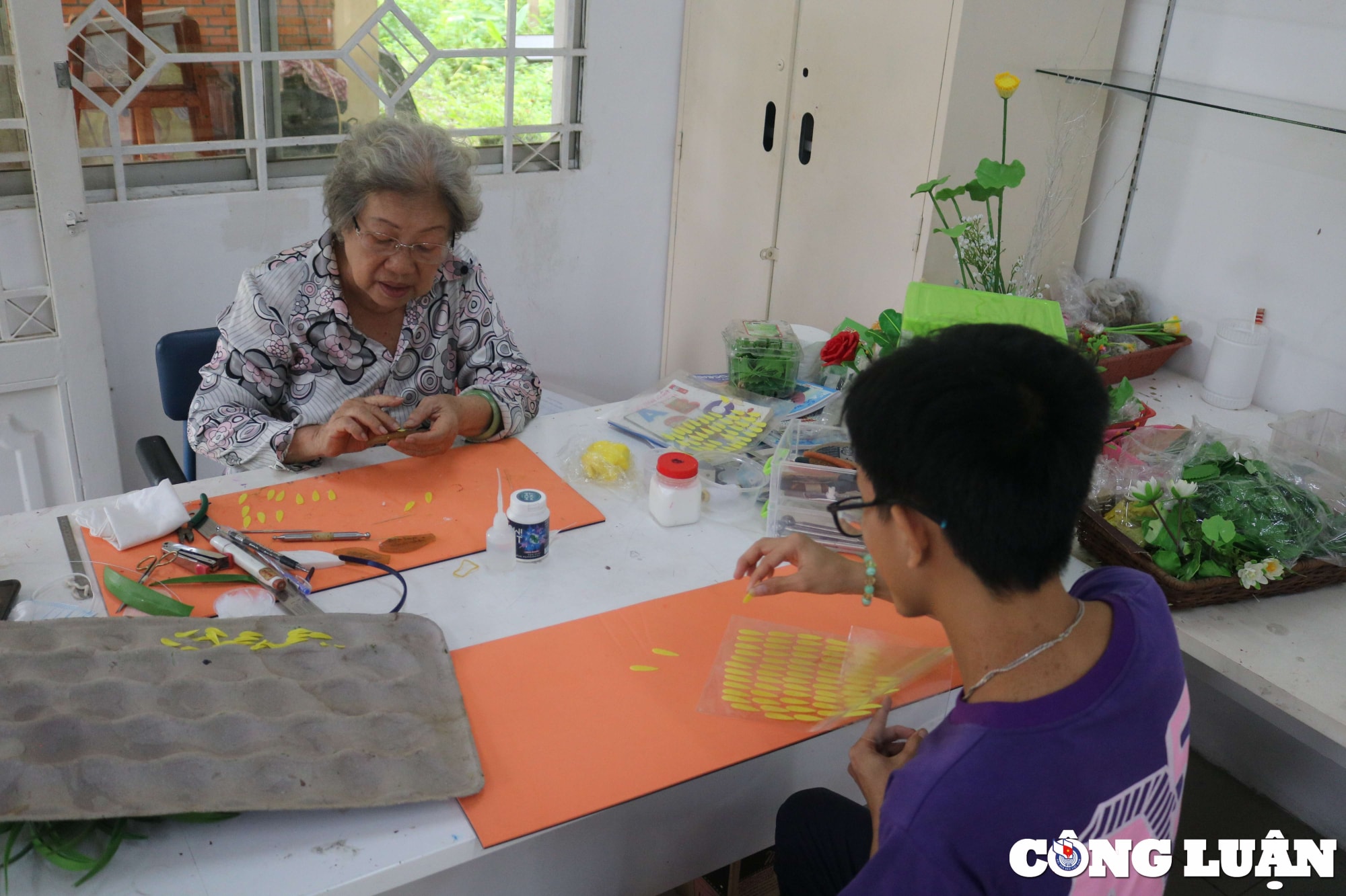 tranh va hoa no tu doi tay nguoi khuyet tat hinh 17