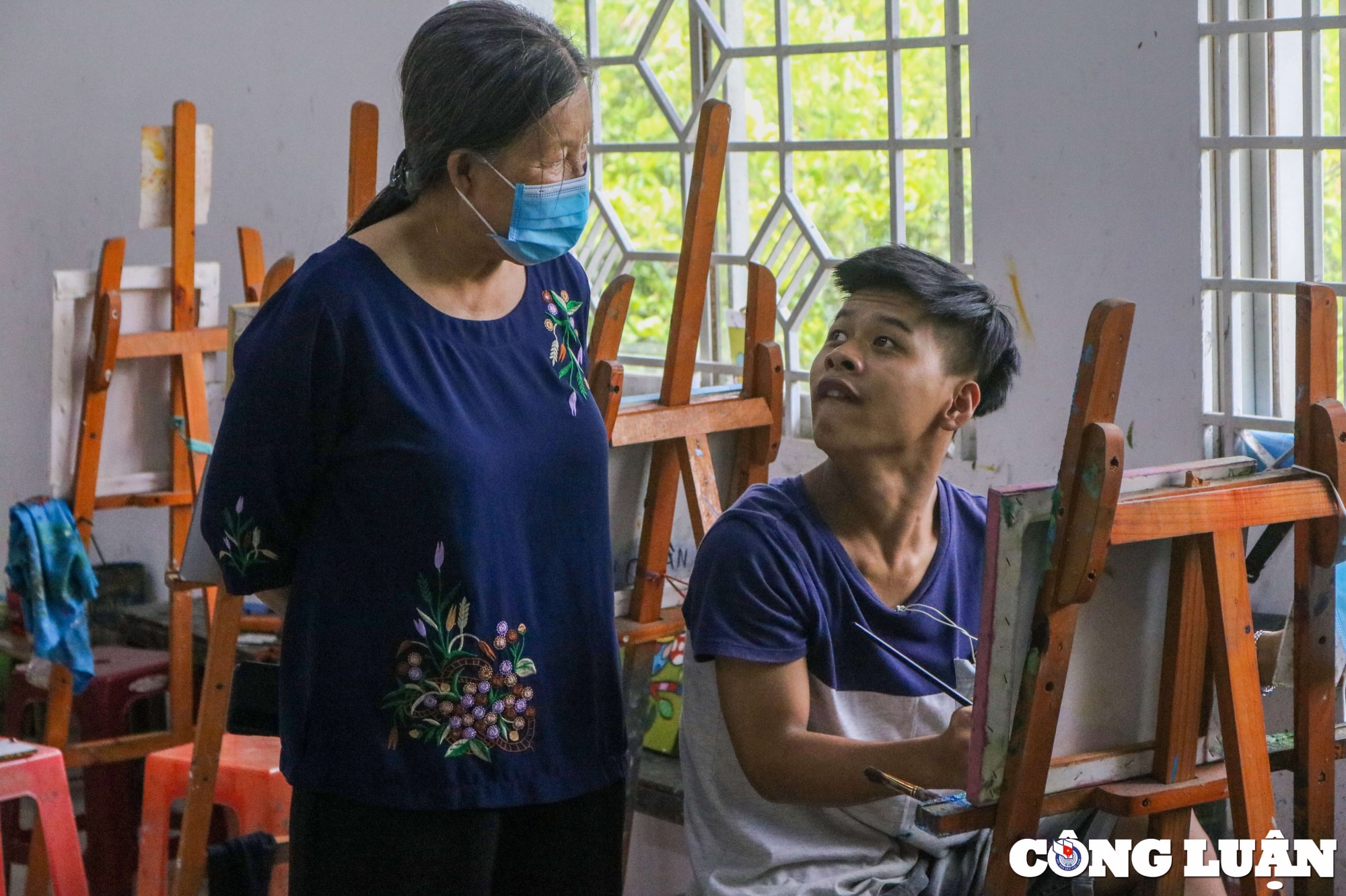 tranh va hoa no tu doi tay nguoi khuyet tat hinh 19