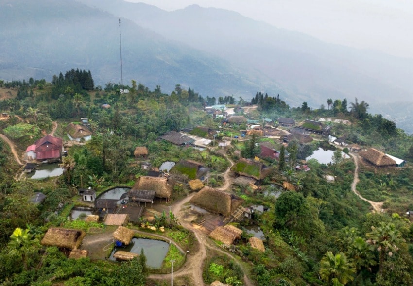 doc la nhung mai nha phu reu xanh cua dan toc dao o ha giang hinh 1