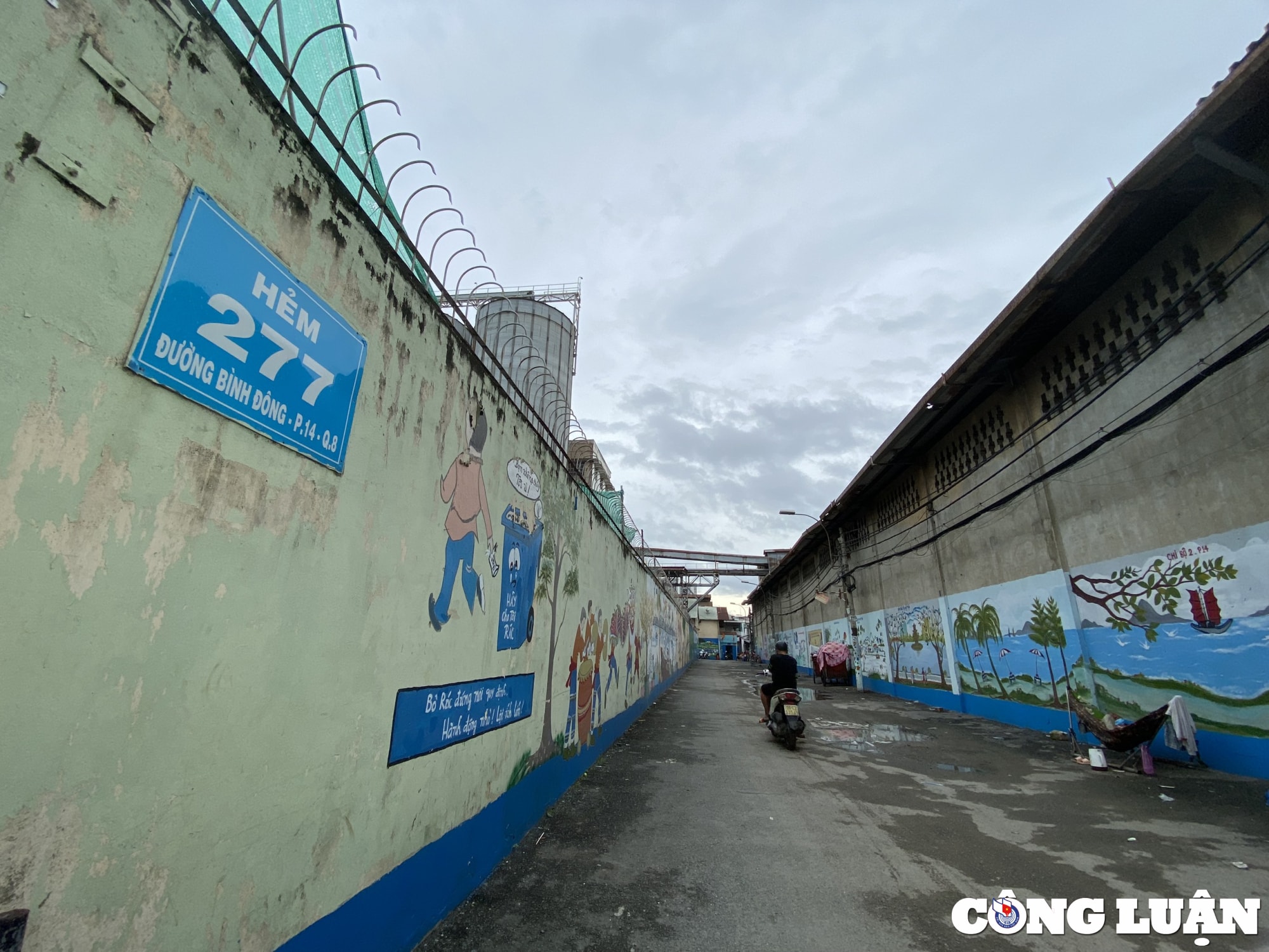 khu nha xuong o ben binh dong tu tap nap tren ben duoi thuyen nay chi con canh diu hiu hinh 15