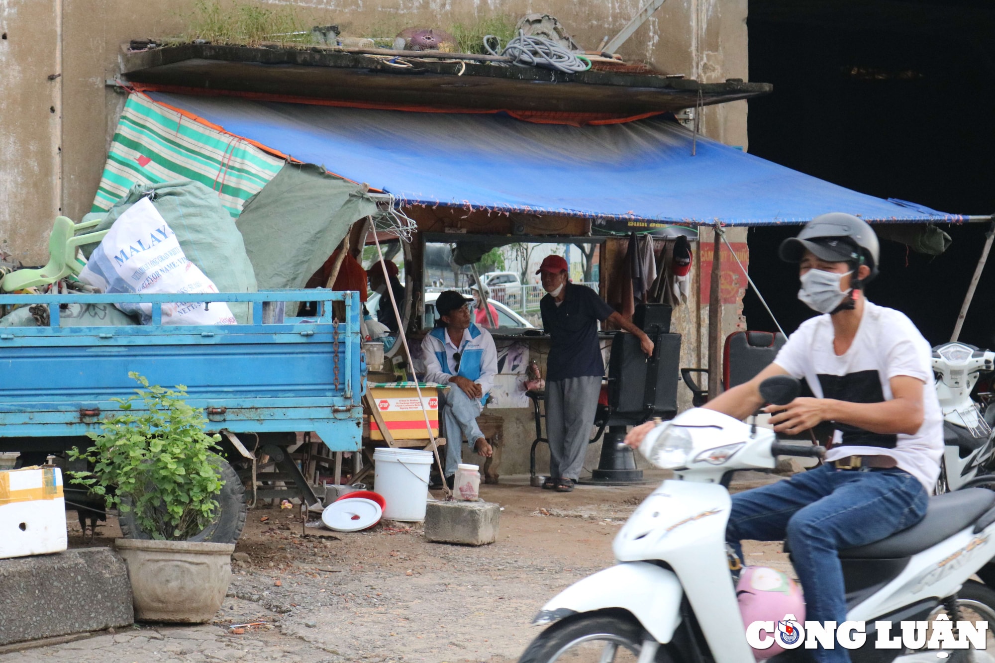 khu nha xuong o ben binh dong tu tap nap tren ben duoi thuyen nay chi con canh diu hiu hinh 13