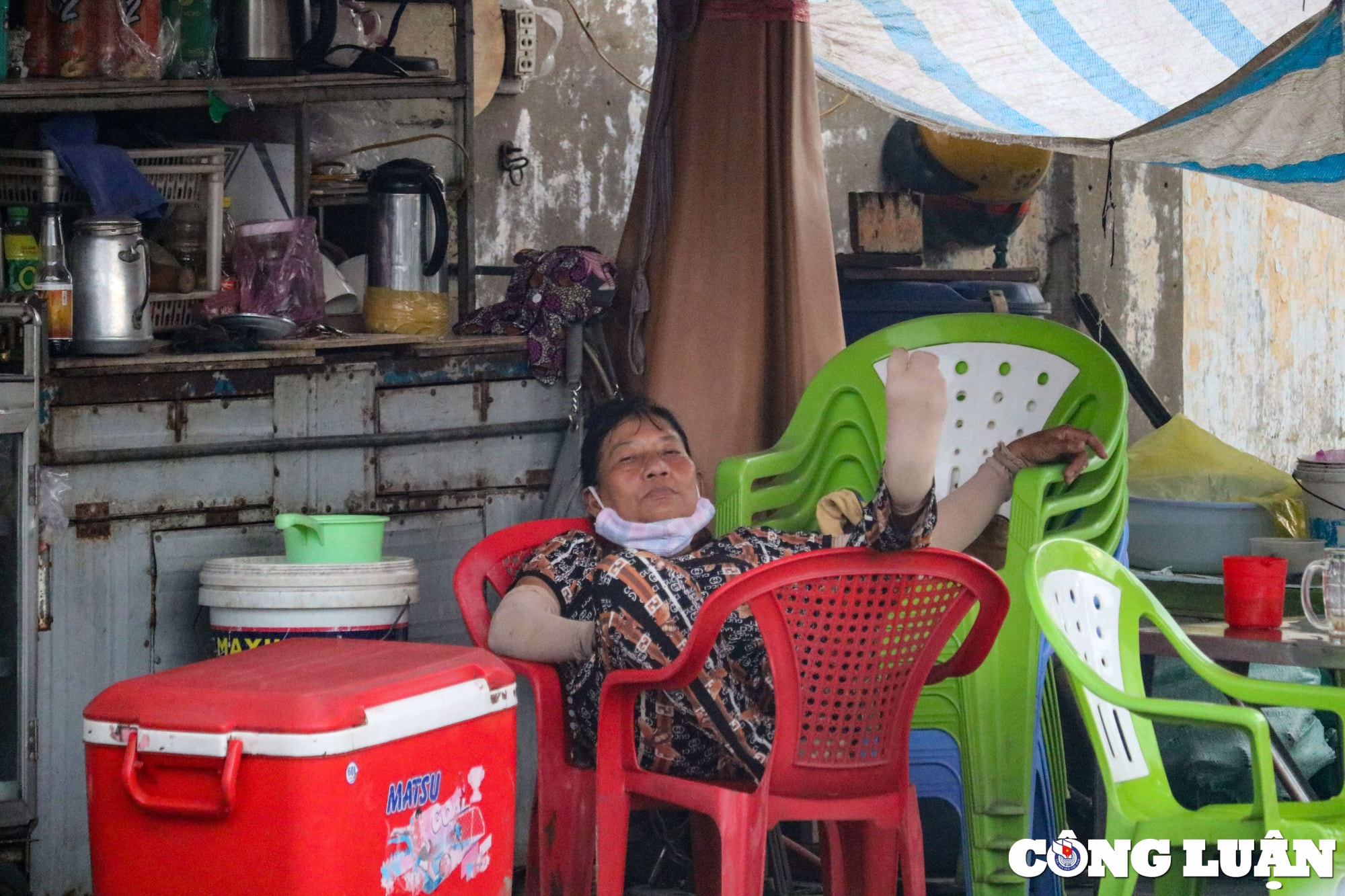 khu nha xuong o ben binh dong tu tap nap tren ben duoi thuyen nay chi con canh diu hiu hinh 12