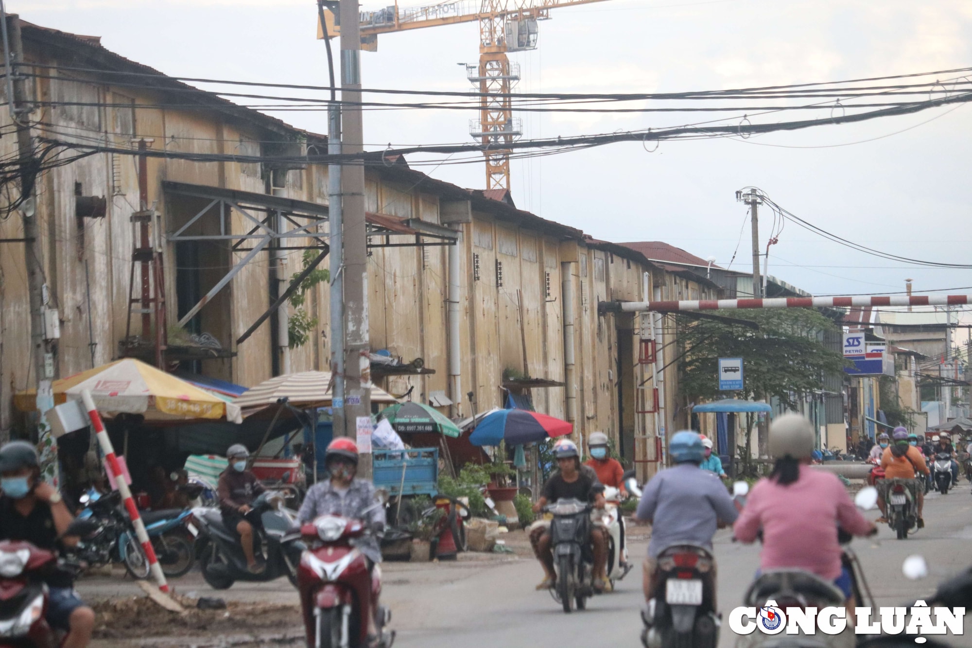 khu nha xuong o ben binh dong tu tap nap tren ben duoi thuyen nay chi con canh diu hiu hinh 3