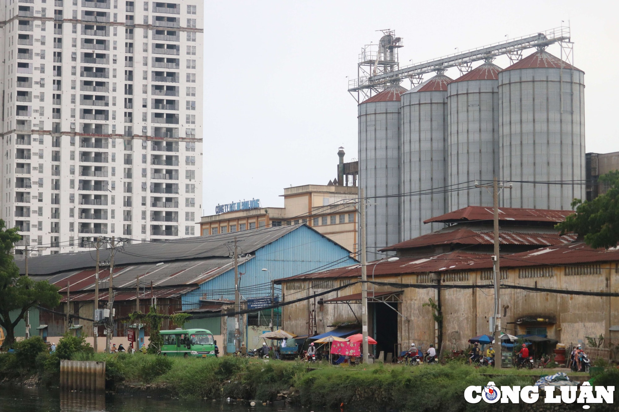 khu nha xuong o ben binh dong tu tap nap tren ben duoi thuyen nay chi con canh diu hiu hinh 1