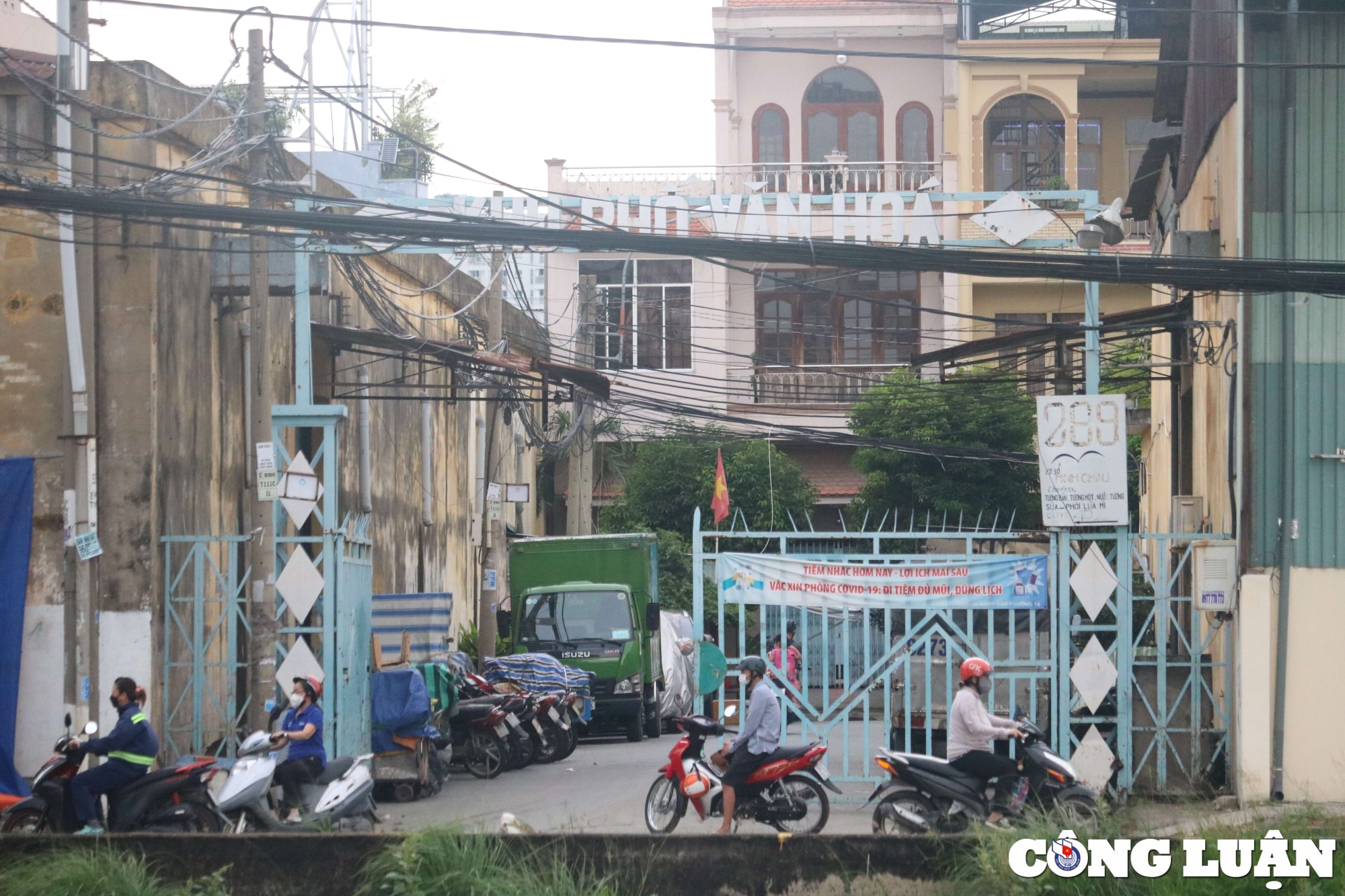 khu nha xuong o ben binh dong tu tap nap tren ben duoi thuyen nay chi con canh diu hiu hinh 16