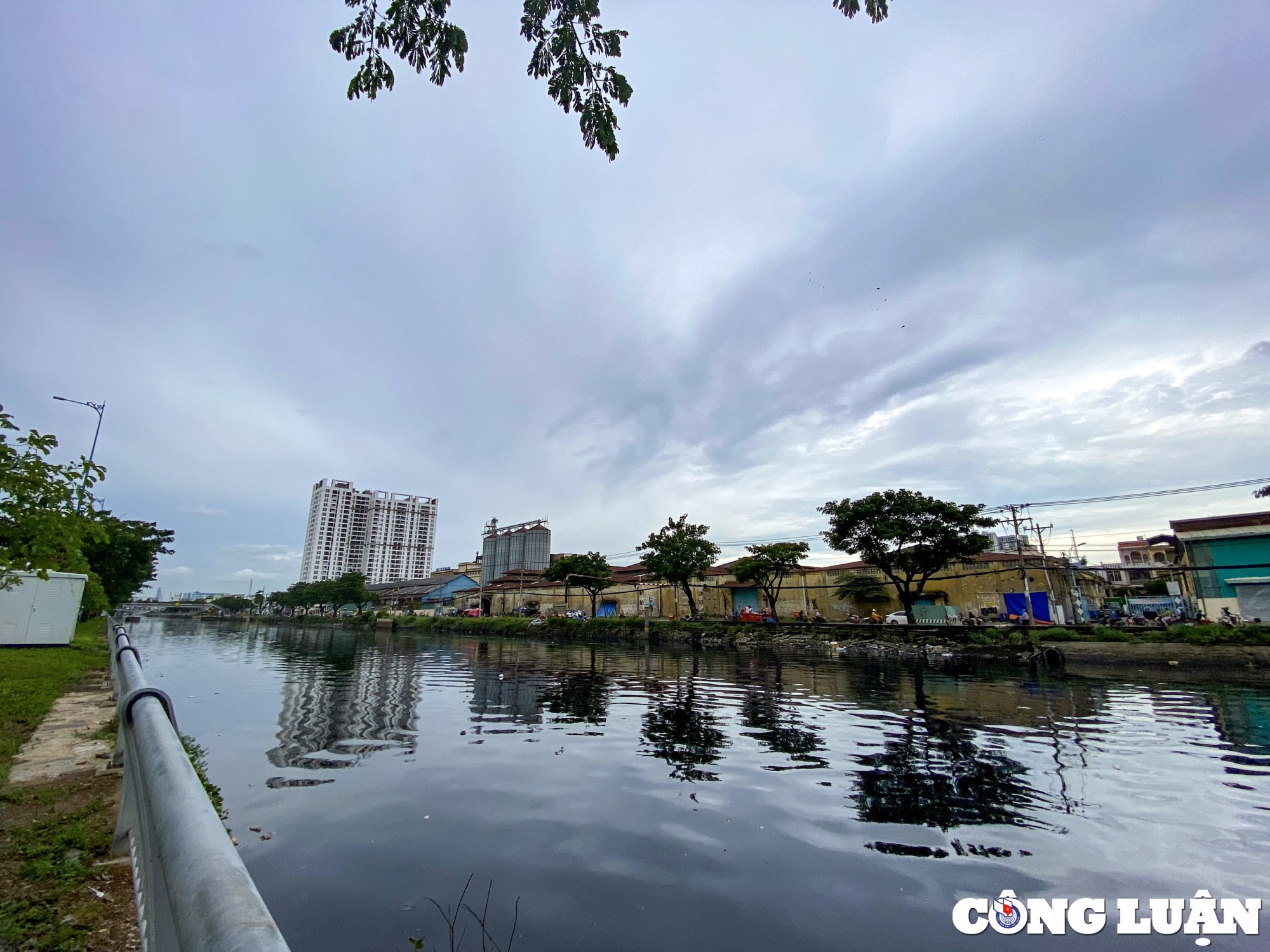 khu nha xuong o ben binh dong tu tap nap tren ben duoi thuyen nay chi con canh diu hiu hinh 2