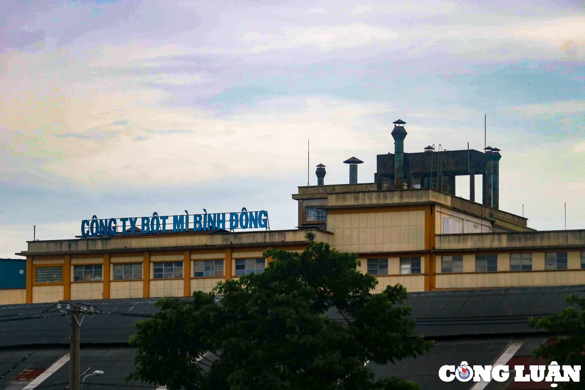 khu nha xuong o ben binh dong tu tap nap tren ben duoi thuyen nay chi con canh diu hiu hinh 4