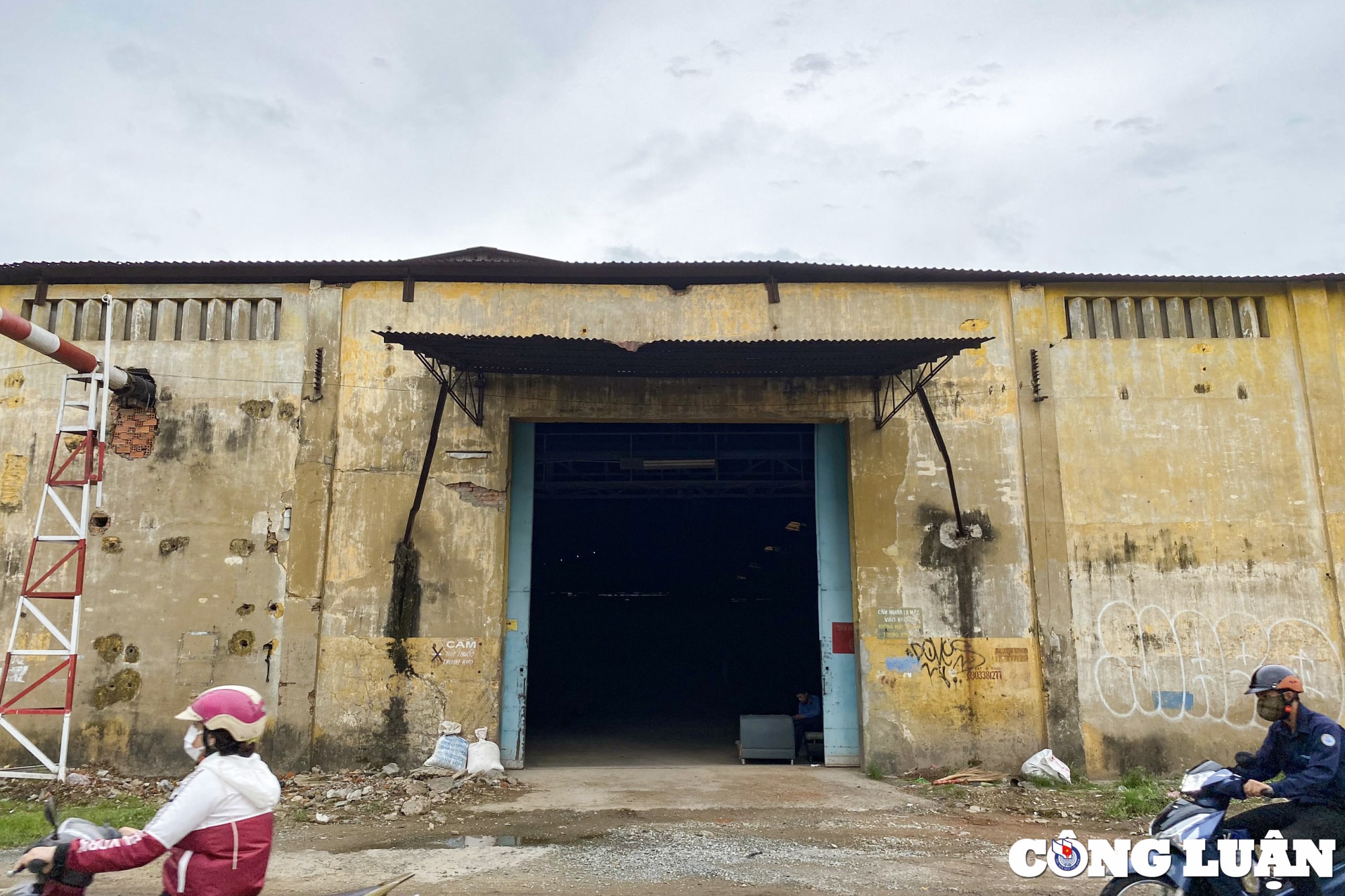 khu nha xuong o ben binh dong tu tap nap tren ben duoi thuyen nay chi con canh diu hiu hinh 7