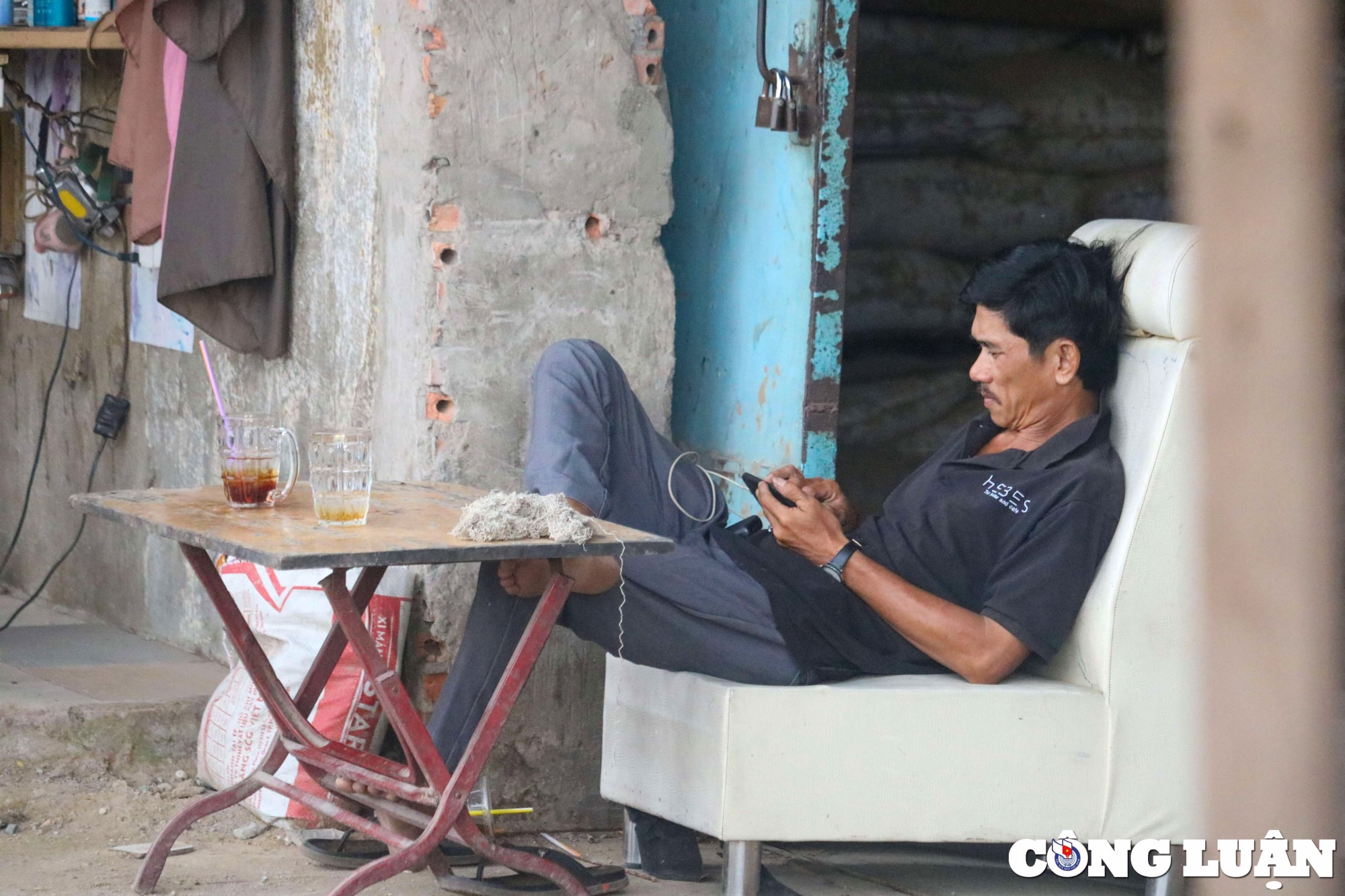khu nha xuong o ben binh dong tu tap nap tren ben duoi thuyen nay chi con canh diu hiu hinh 11