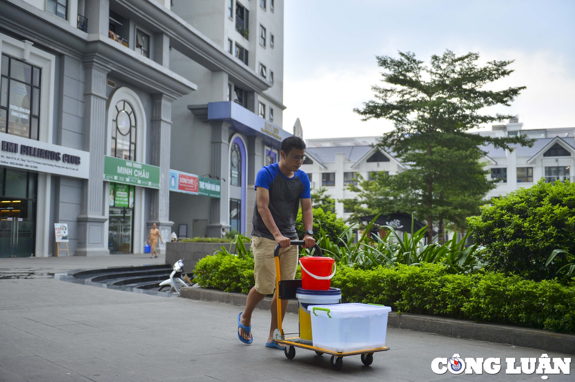 ha noi thieu nuoc sach nguoi dan o chung cu xach xo chau lay nuoc ve sinh hoat hinh 5