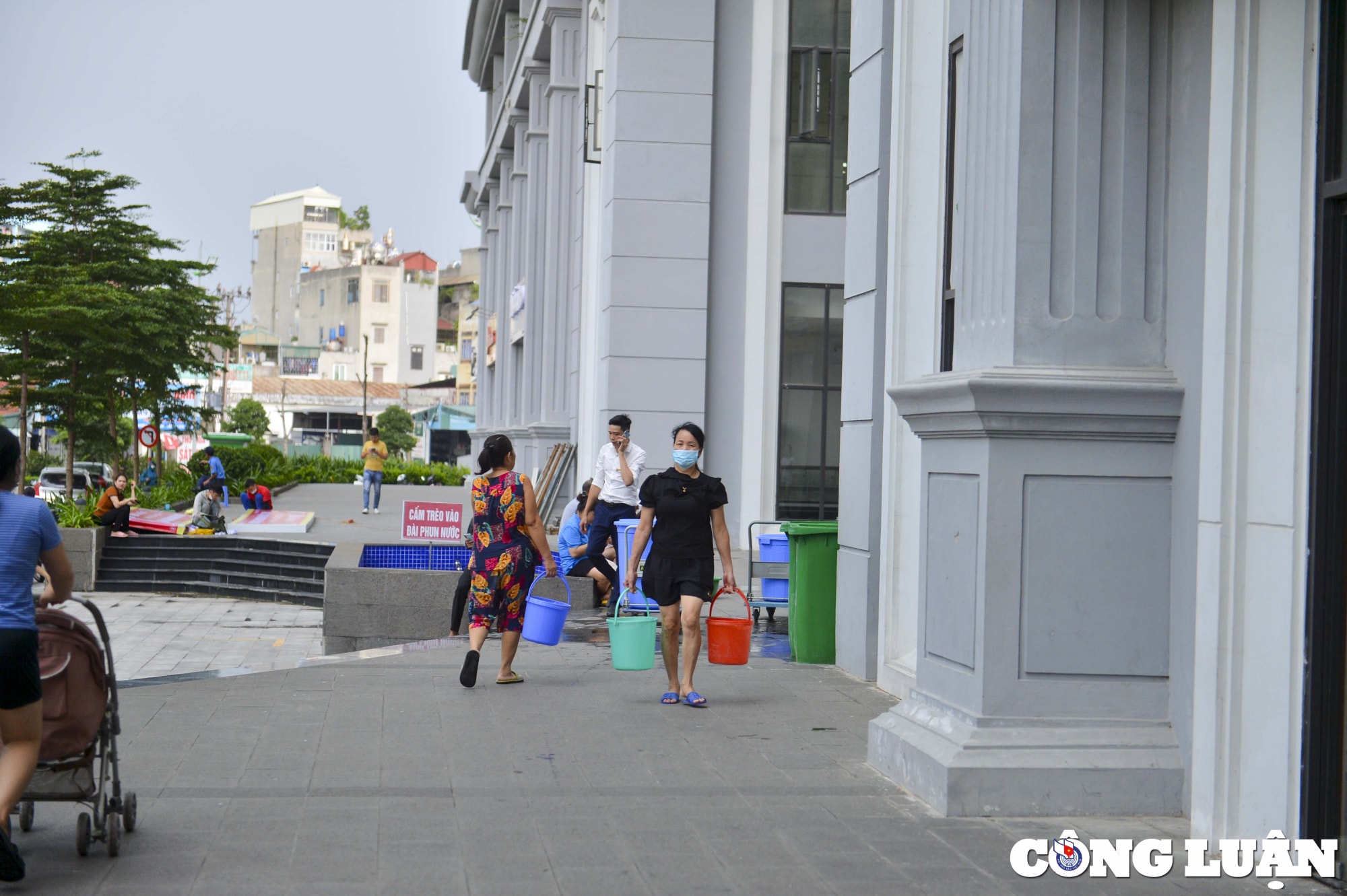 ha noi thieu nuoc sach nguoi dan o chung cu xach xo chau lay nuoc ve sinh hoat hinh 6