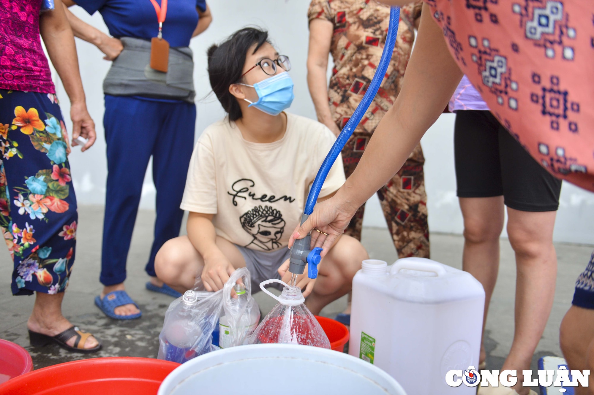 ha noi thieu nuoc sach nguoi dan o chung cu xach xo chau lay nuoc ve sinh hoat hinh 4