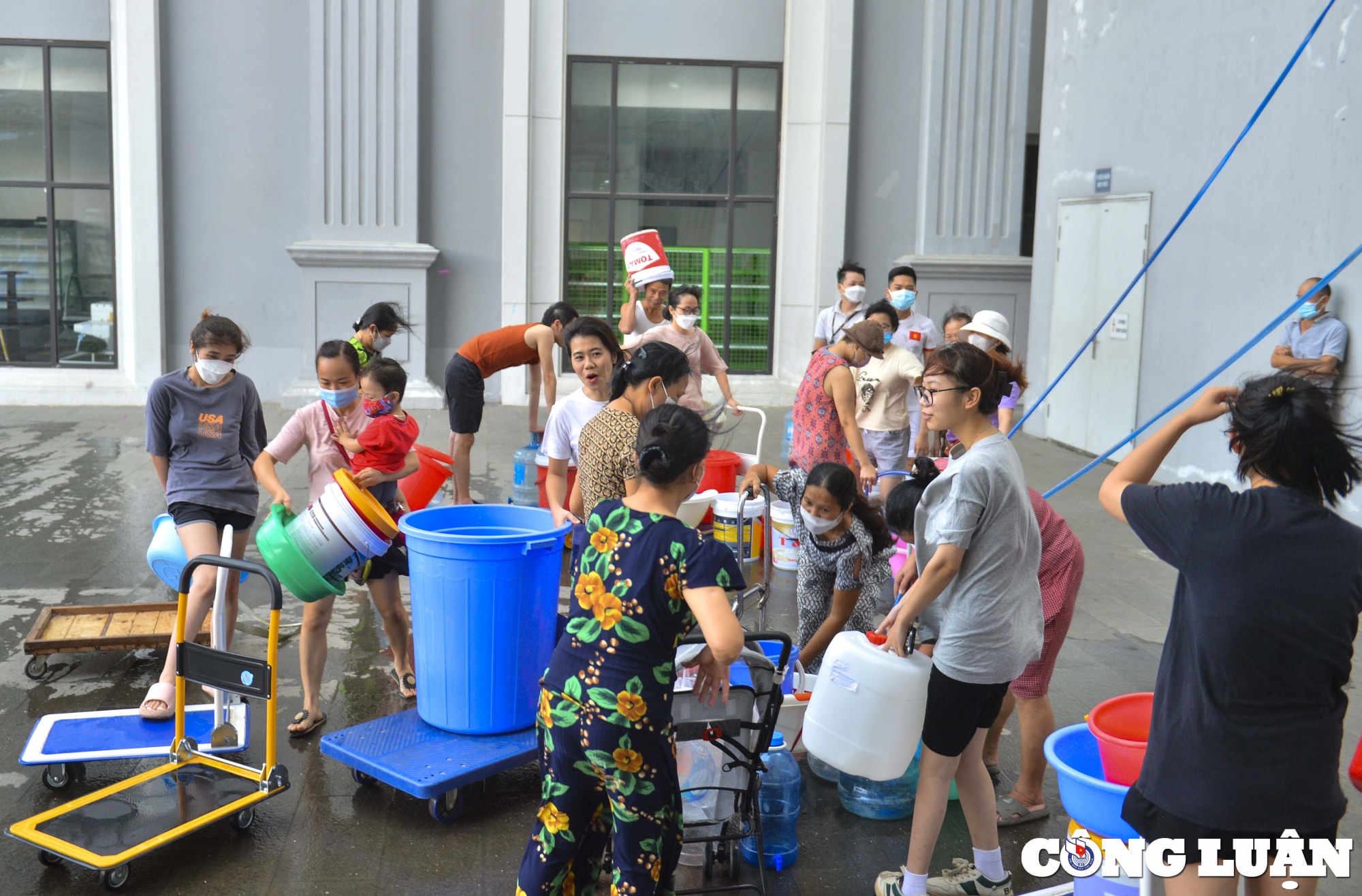 ha noi thieu nuoc sach nguoi dan o chung cu xach xo chau lay nuoc ve sinh hoat hinh 3