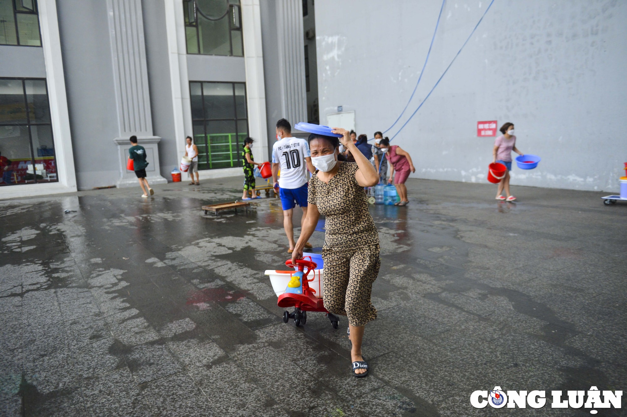 ha noi thieu nuoc sach nguoi dan o chung cu xach xo chau lay nuoc ve sinh hoat hinh 7