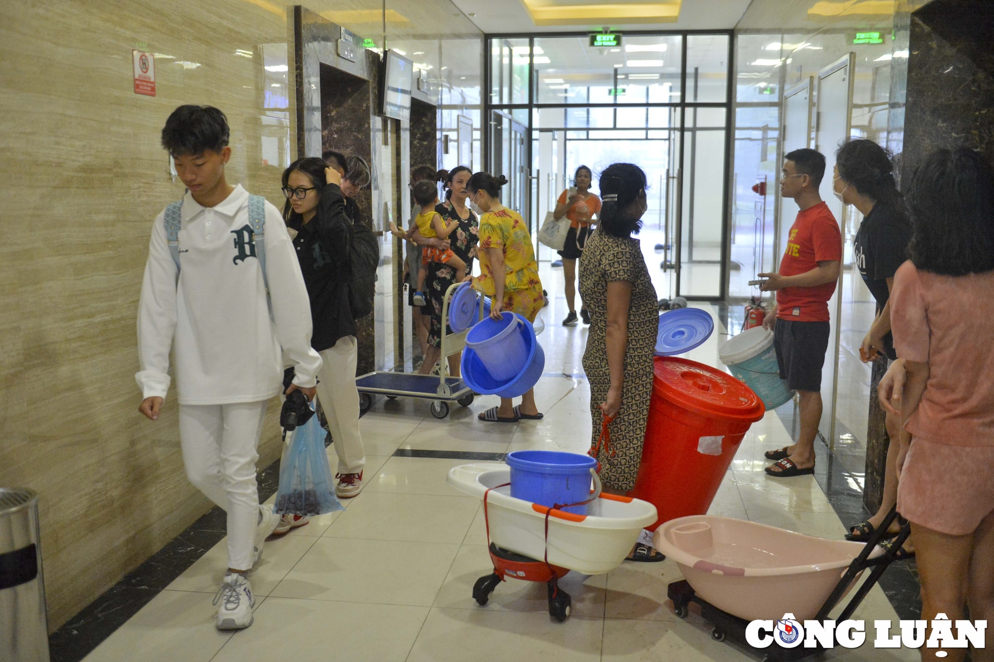 ha noi thieu nuoc sach nguoi dan o chung cu xach xo chau lay nuoc ve sinh hoat hinh 8