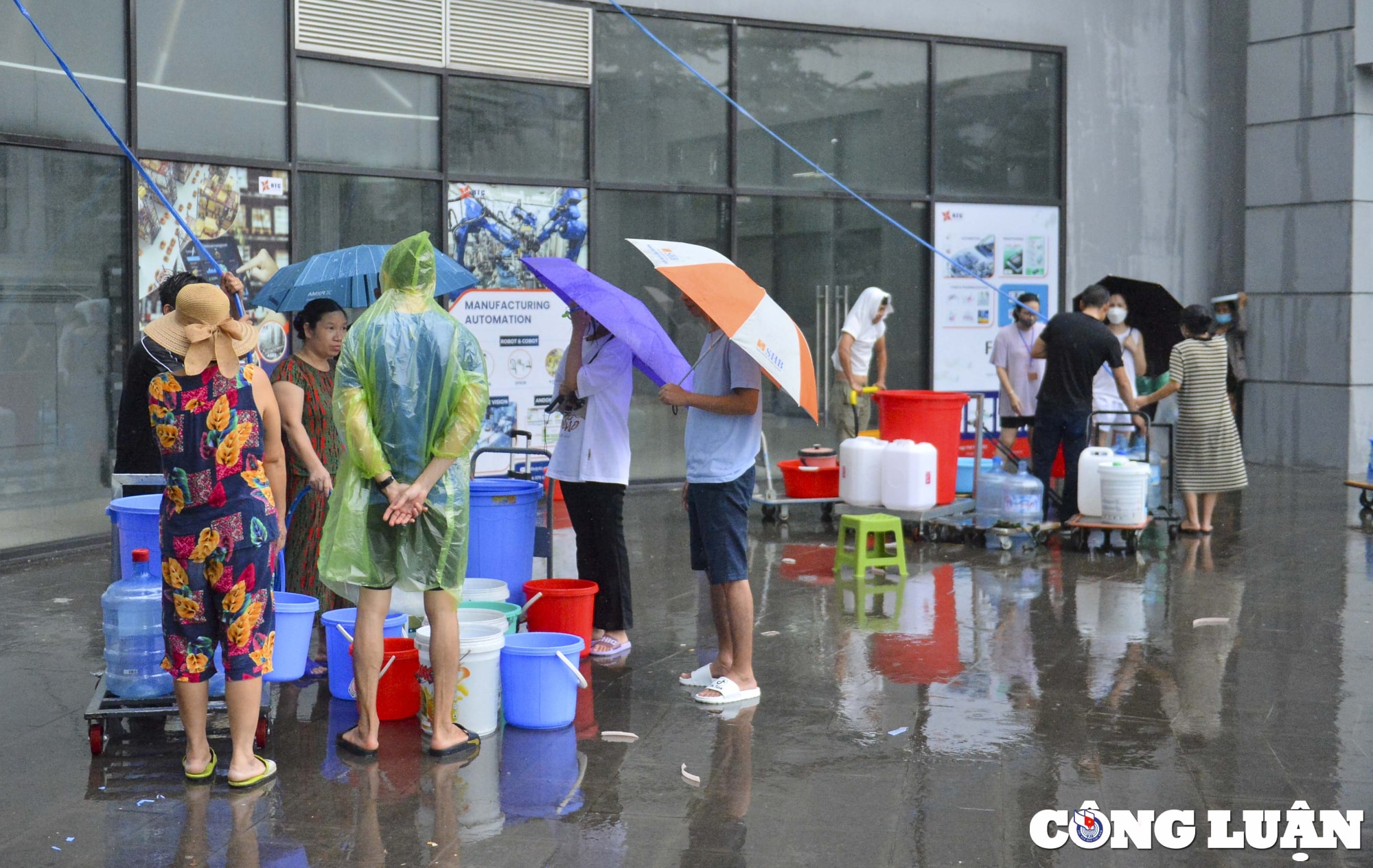 ha noi thieu nuoc sach nguoi dan o chung cu xach xo chau lay nuoc ve sinh hoat hinh 9