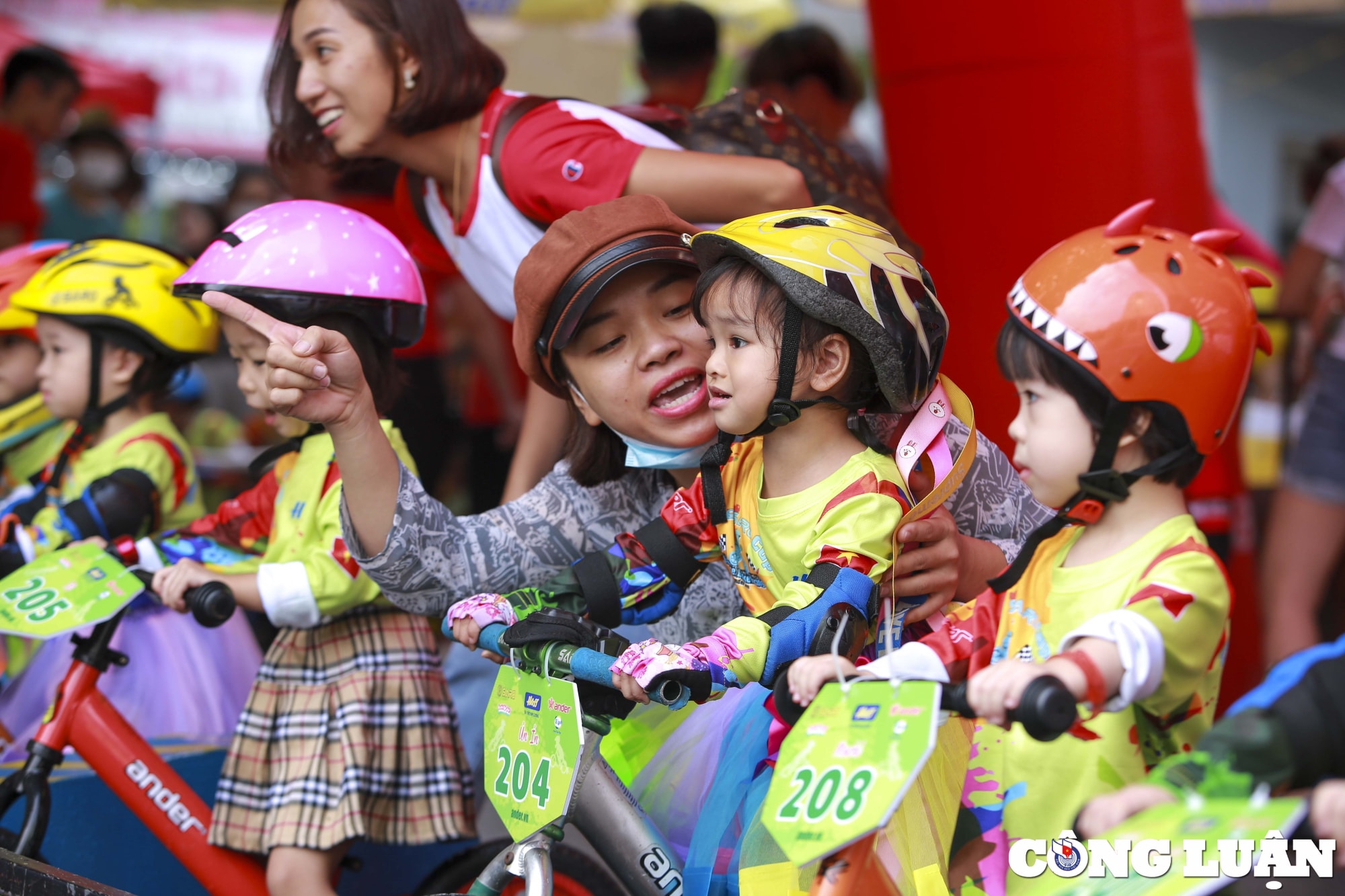 ha noi ngo ngang man trinh dien cua hon 500 tay dua nhi tai giai dua xe thang bang hinh 5
