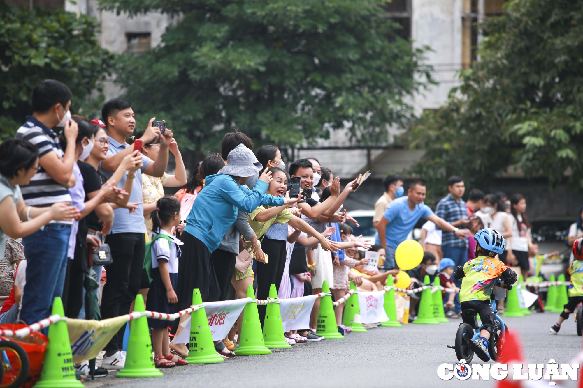 ha noi ngo ngang man trinh dien cua hon 500 tay dua nhi tai giai dua xe thang bang hinh 3