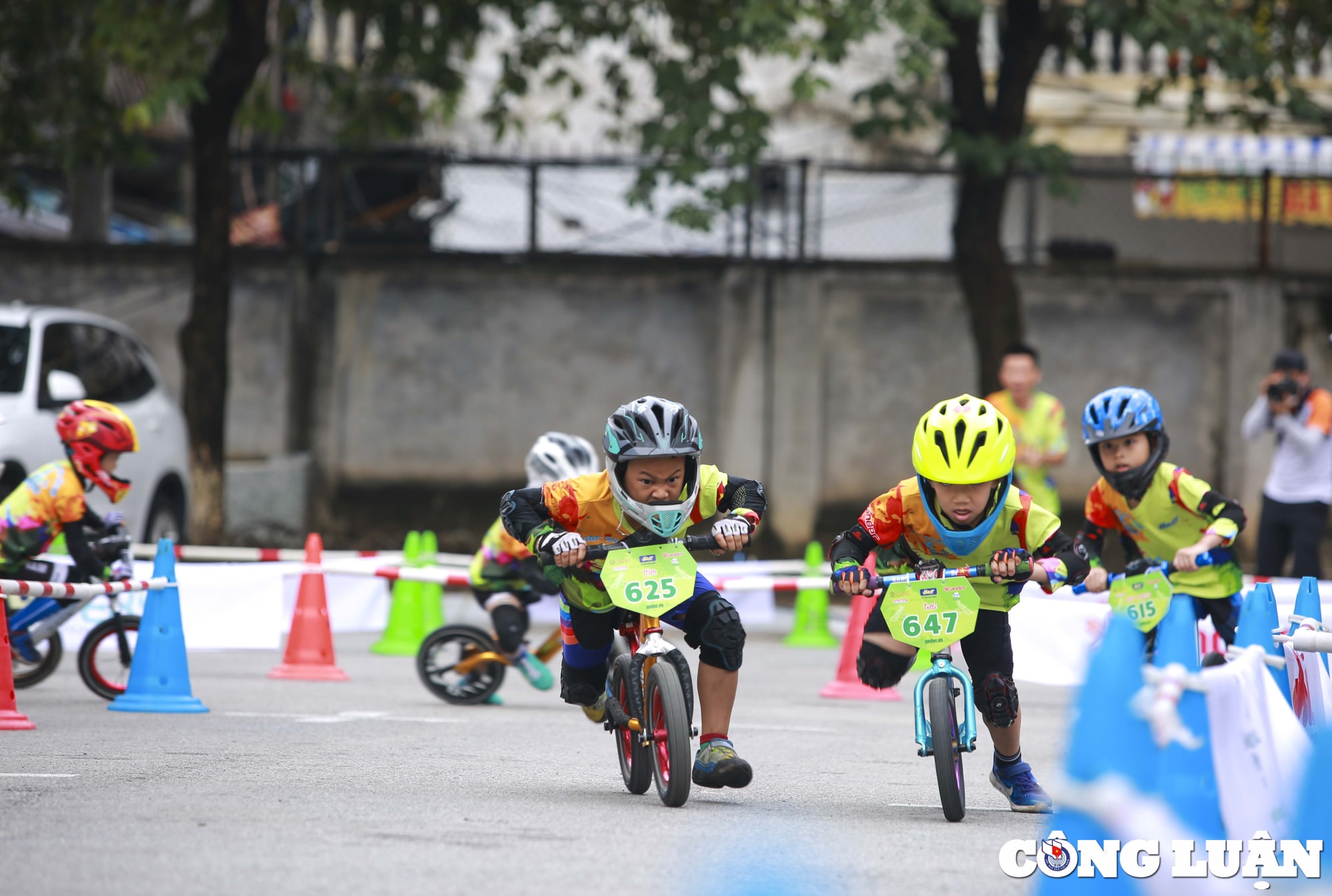 ha noi ngo ngang man trinh dien cua hon 500 tay dua nhi tai giai dua xe thang bang hinh 2