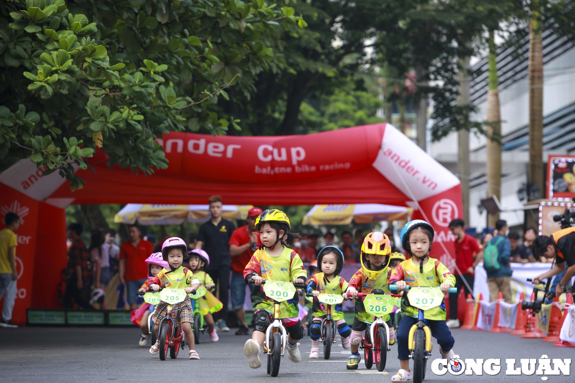 ha noi ngo ngang man trinh dien cua hon 500 tay dua nhi tai giai dua xe thang bang hinh 1