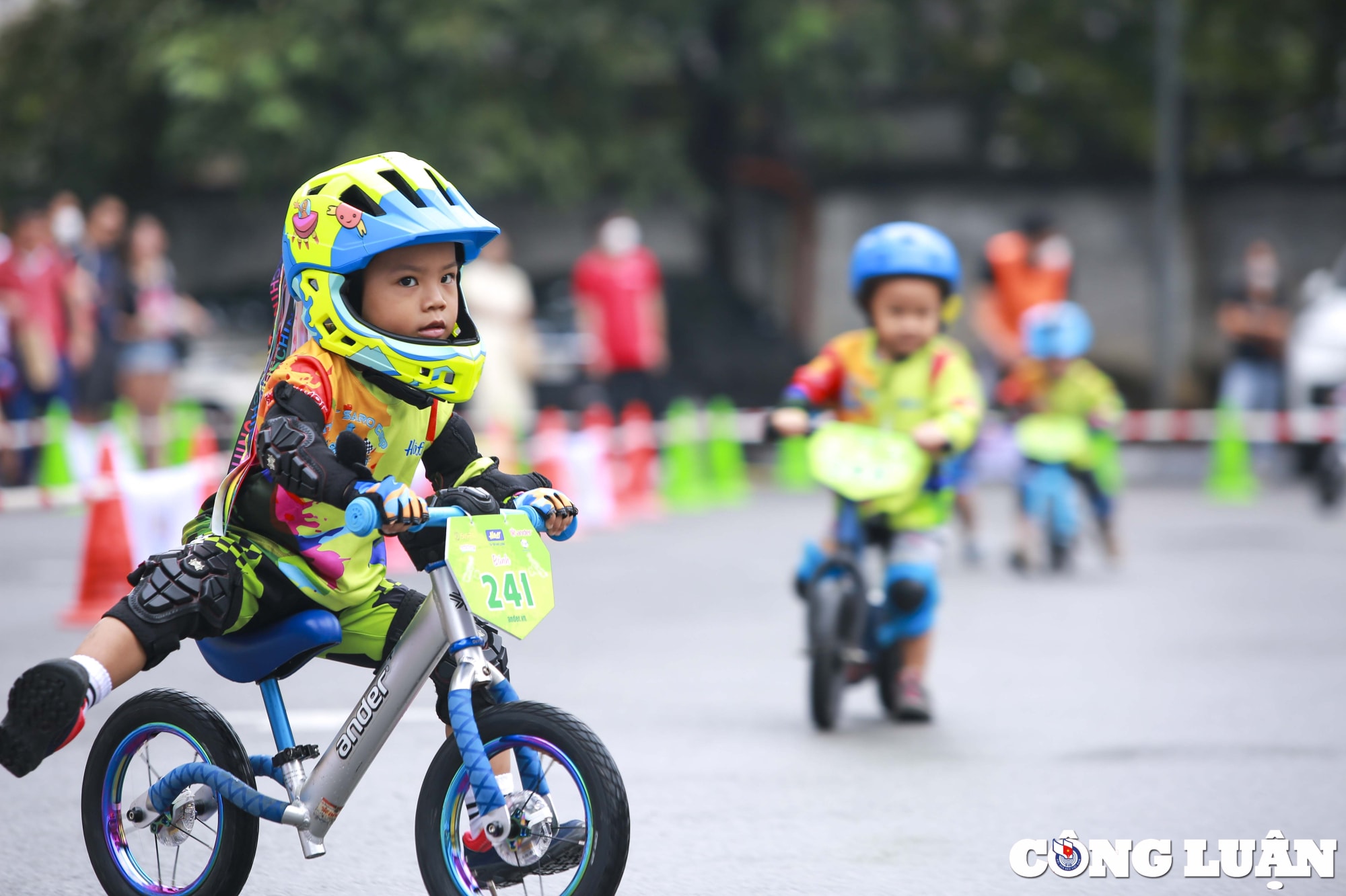 ha noi ngo ngang man trinh dien cua hon 500 tay dua nhi tai giai dua xe thang bang hinh 16