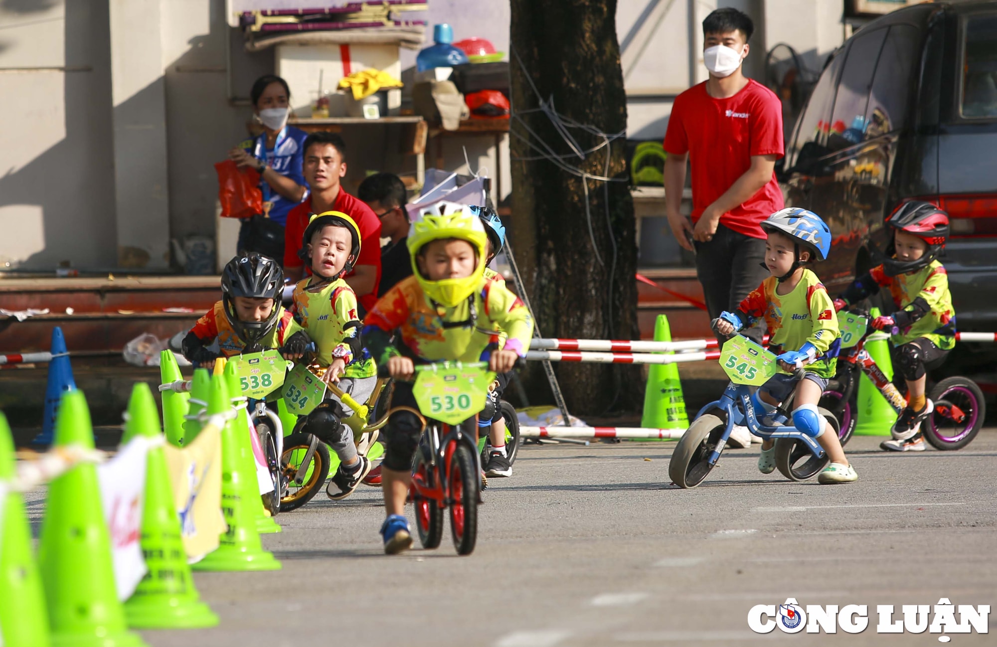 ha noi ngo ngang man trinh dien cua hon 500 tay dua nhi tai giai dua xe thang bang hinh 24