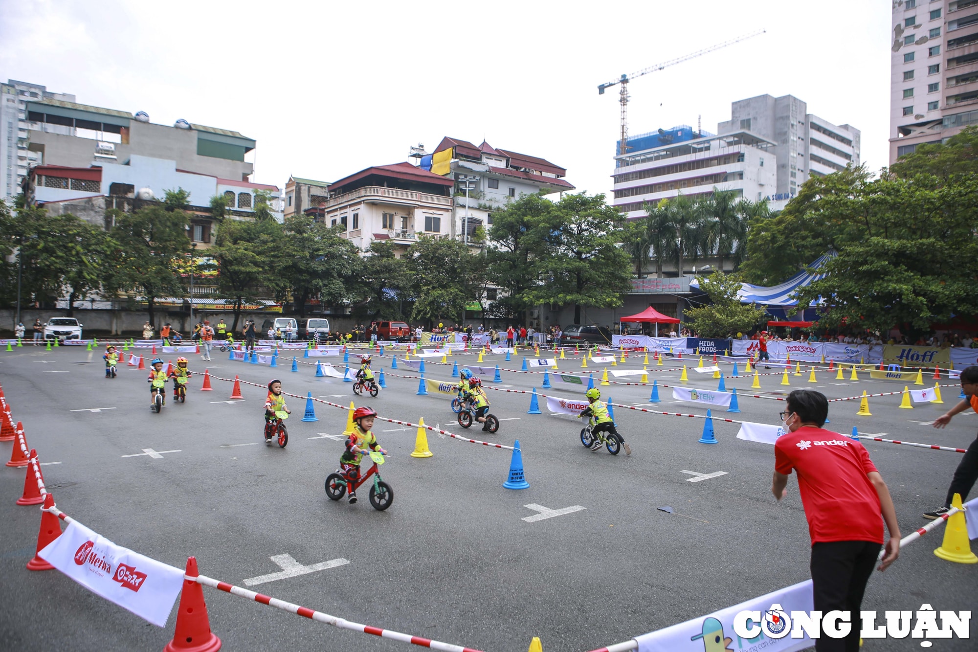 ha noi ngo ngang man trinh dien cua hon 500 tay dua nhi tai giai dua xe thang bang hinh 8
