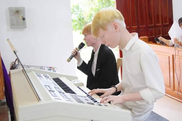 hanh trinh tu chua lanh vet thuong cua cap song sinh da tai mac benh bach tang hinh 2