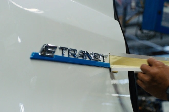 ford khong the giao xe den khach hang do tinh trang thieu logo hinh 2