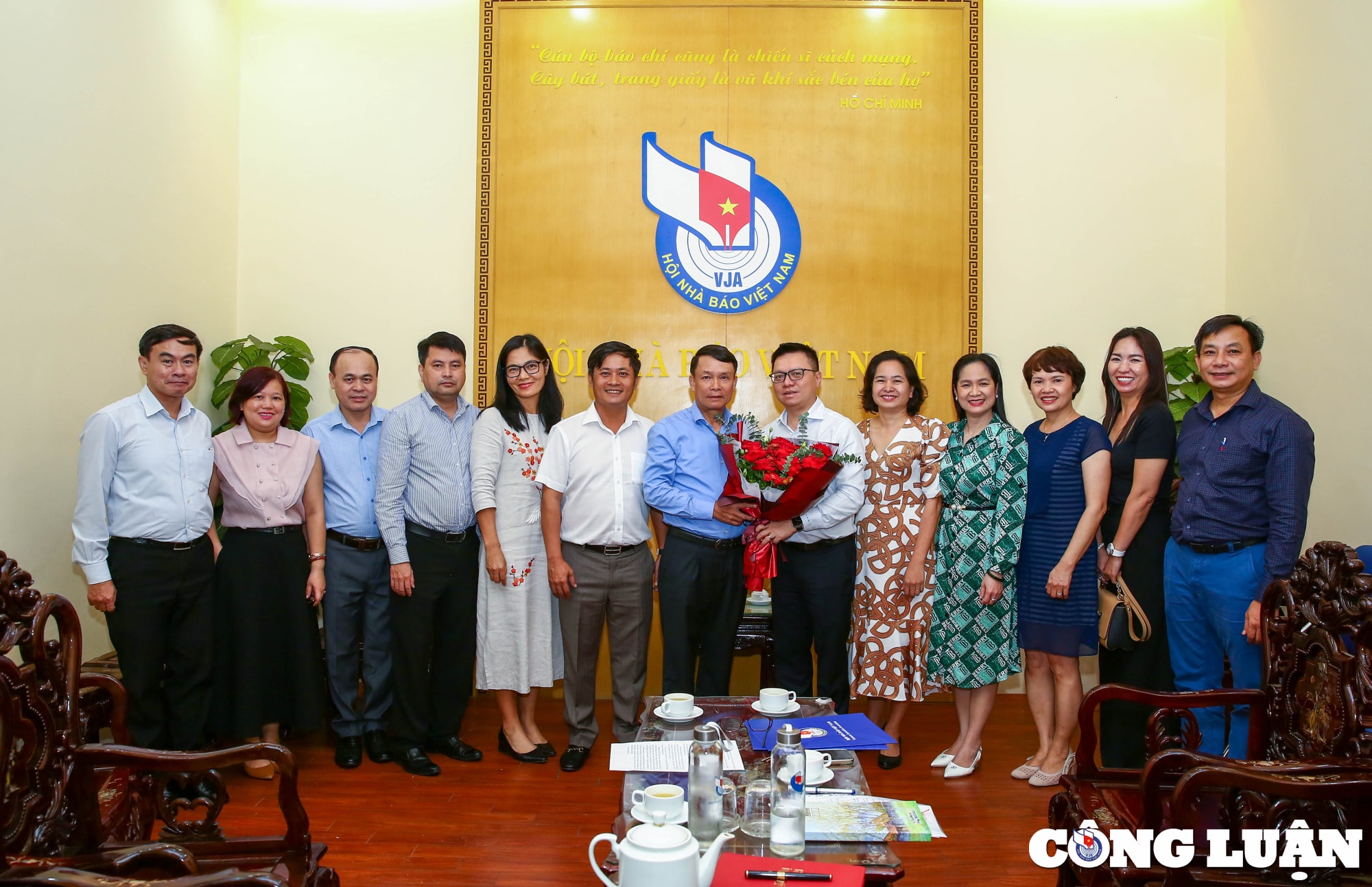 cong bo quyet dinh bo nhiem bi thu dang uy co quan trung uong hoi nha bao viet nam hinh 2