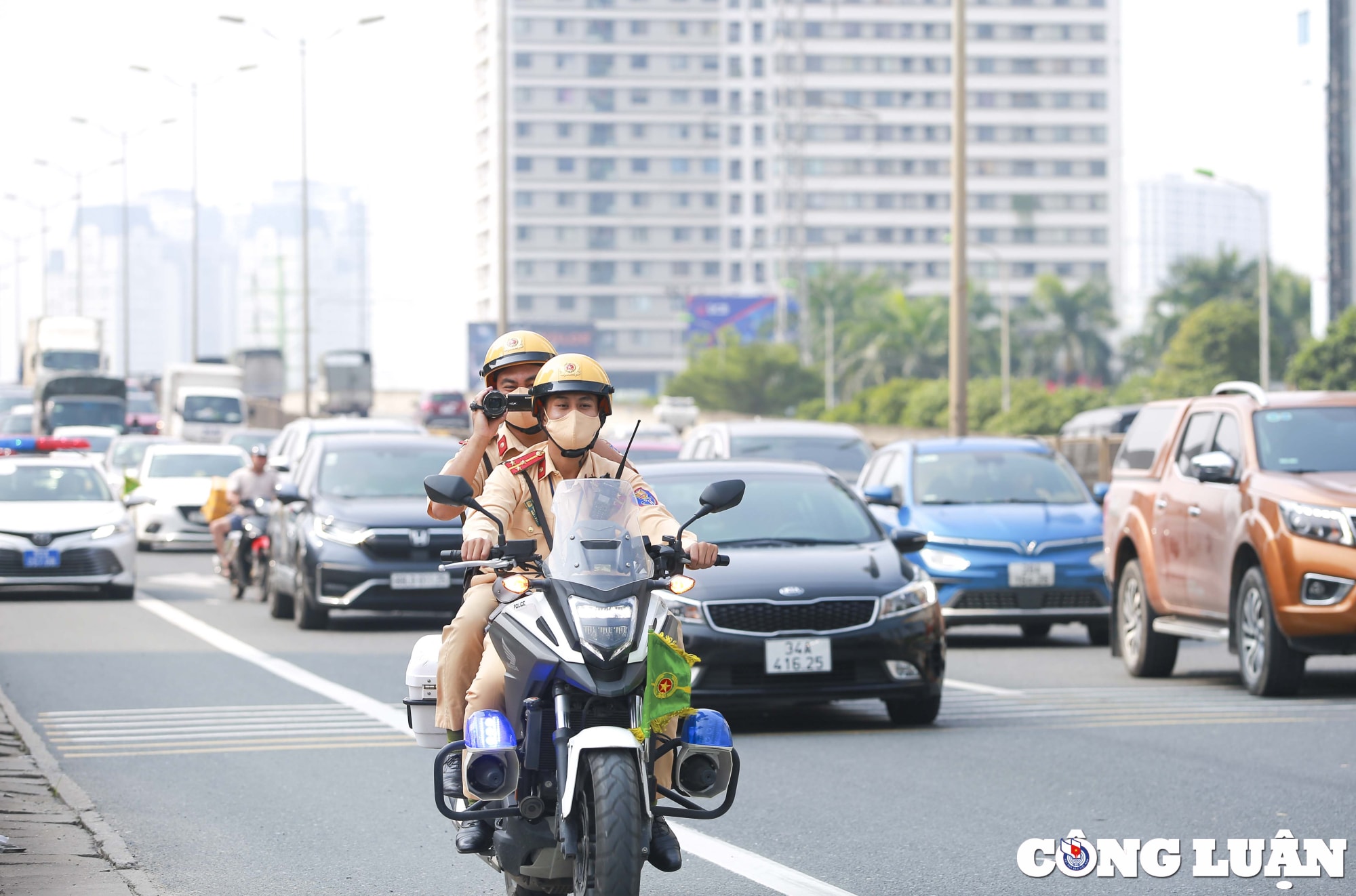 ha noi csgt bat dau ghi hinh va xu phat cac phuong tien di vao lan khan cap tren vanh dai 3 hinh 1