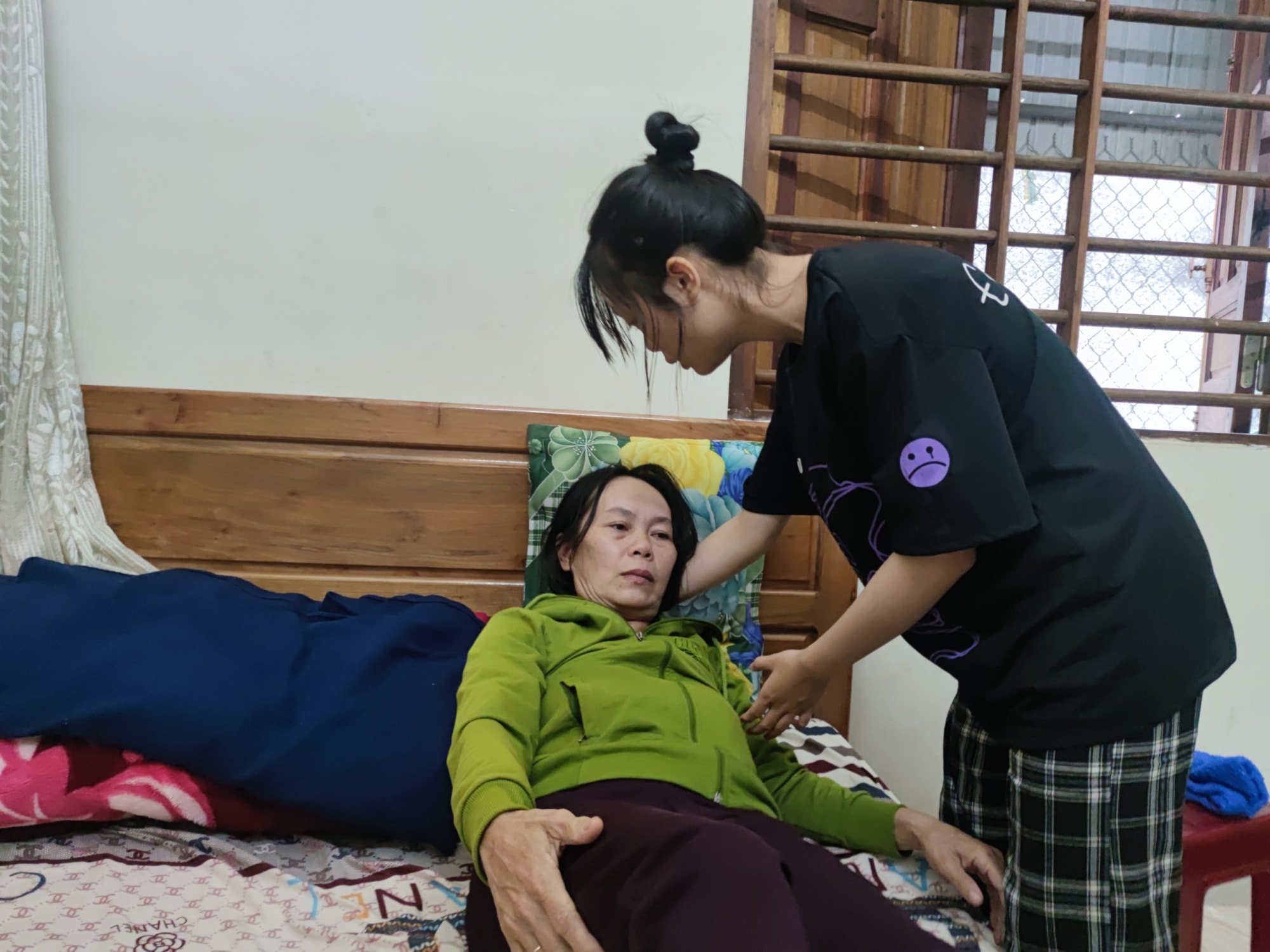 gia lai co be 14 tuoi tro thanh tru cot gia dinh nuoi em nho cham me bai liet hinh 1
