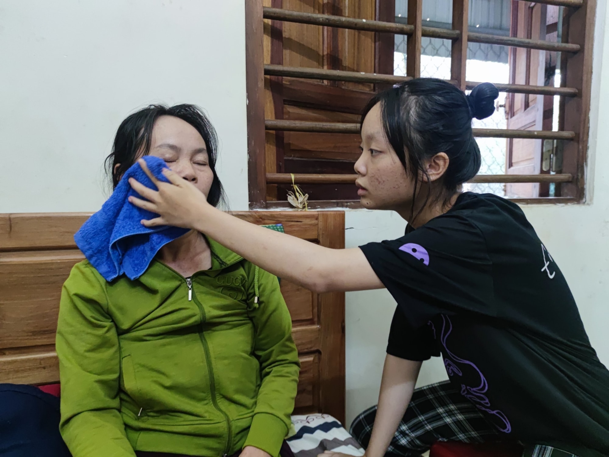 gia lai co be 14 tuoi tro thanh tru cot gia dinh nuoi em nho cham me bai liet hinh 3