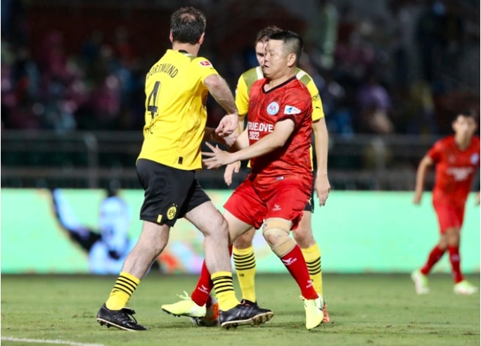 vietnam all stars thua 1 4 dortmund o tran giao huu tren san thong nhat hinh 2