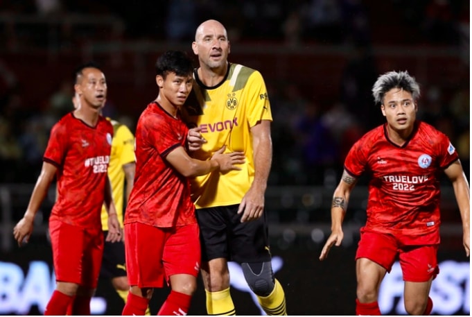 vietnam all stars thua 1 4 dortmund o tran giao huu tren san thong nhat hinh 3