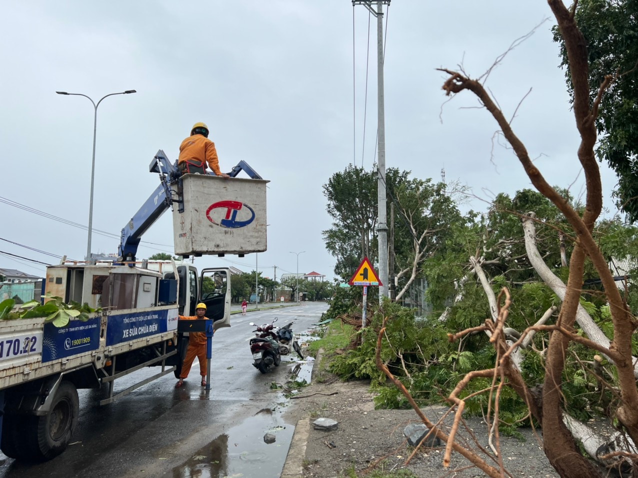 bao noru gay ra 5 su co tren duong day 500 kv va mot loat su co duong day trung ha ap hinh 1