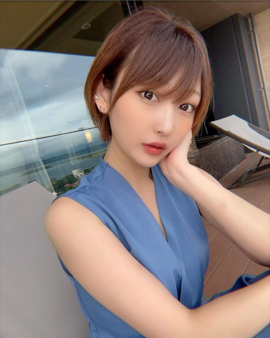 nu than tuong nhat ban chuyen nghe lam tiep vien quan ruou hinh 2