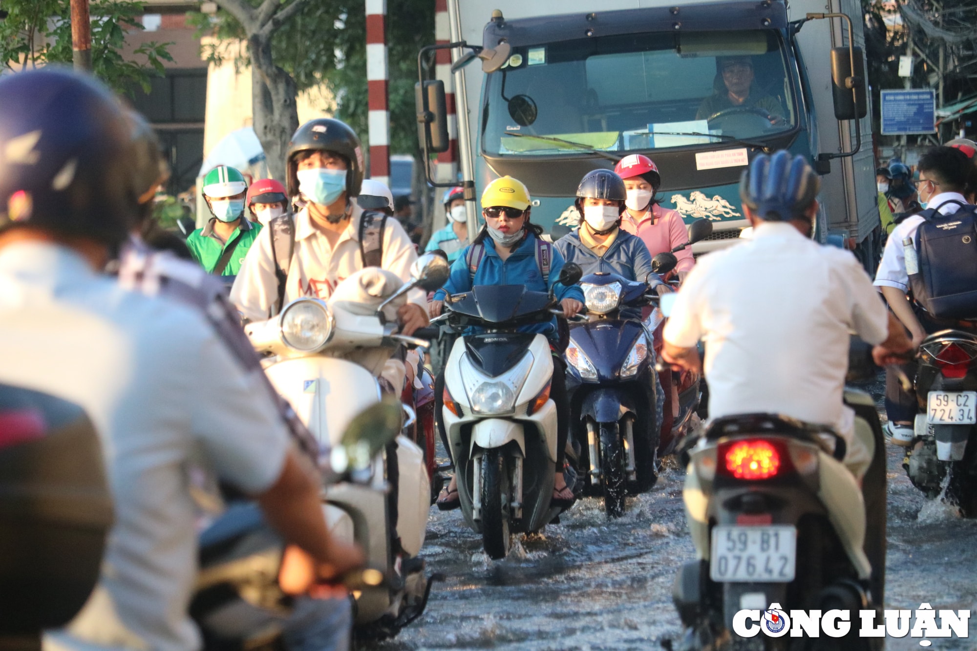 tp hcm anh huong bao noru trieu cuong dang cao nguoi dan kho so lai xe gio tan tam hinh 1