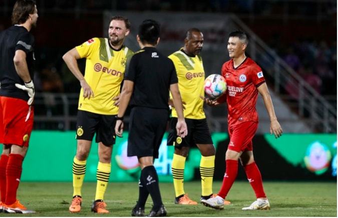 vietnam all stars thua 1 4 dortmund o tran giao huu tren san thong nhat hinh 4