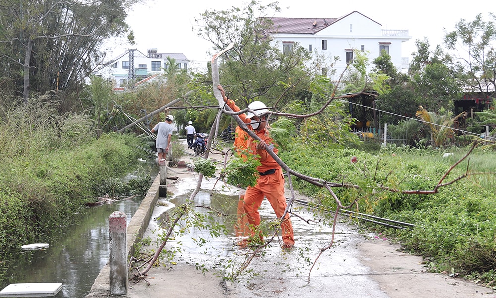 90 nguoi dan mien trung da duoc cap lai dien sau anh huong cua bao noru hinh 1
