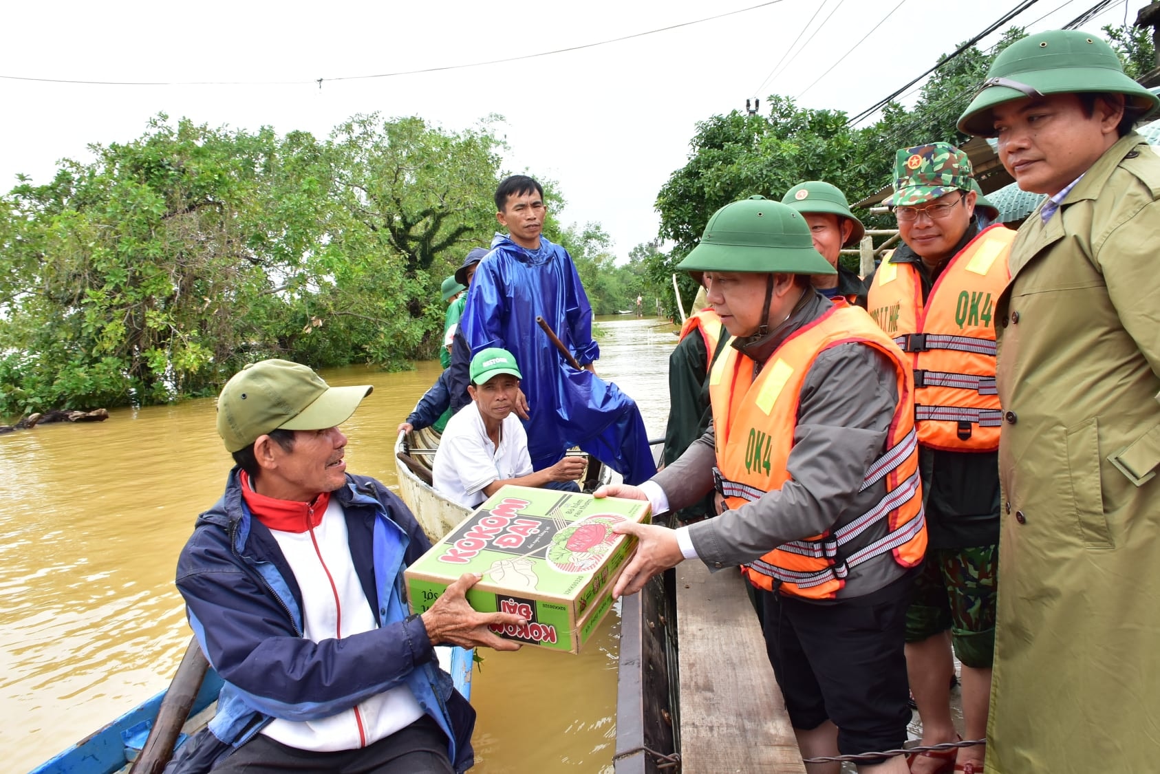 cuu tro khan cap luong thuc nhu yeu pham cho cac ho co nguy co thieu doi do bao lu hinh 1