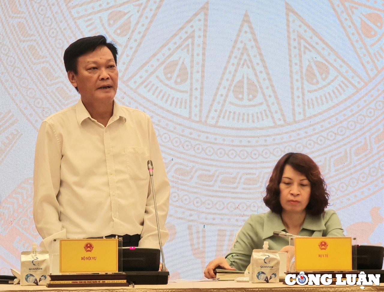 co hon 39000 can bo cong chuc vien chuc nghi viec trong 25 nam hinh 1