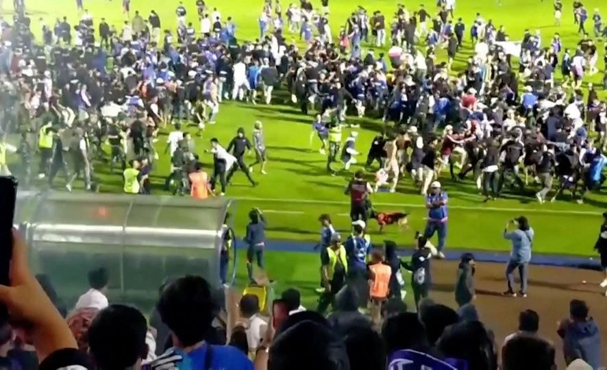 tham kich bong da indonesia 174 nguoi thiet mang ca the gioi bang hoang hinh 2