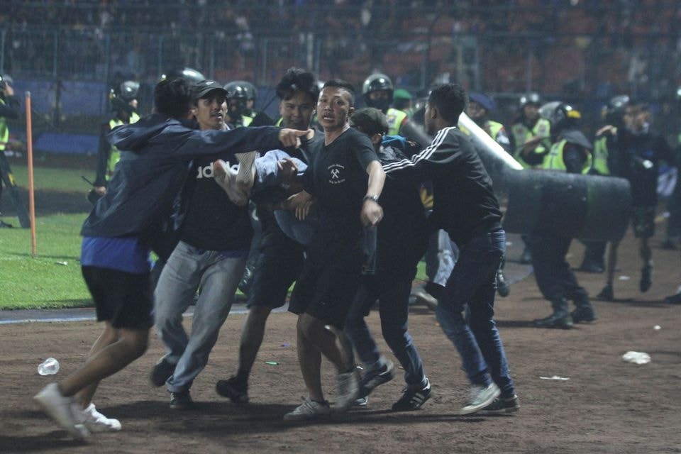 tham kich bong da indonesia 174 nguoi thiet mang ca the gioi bang hoang hinh 5