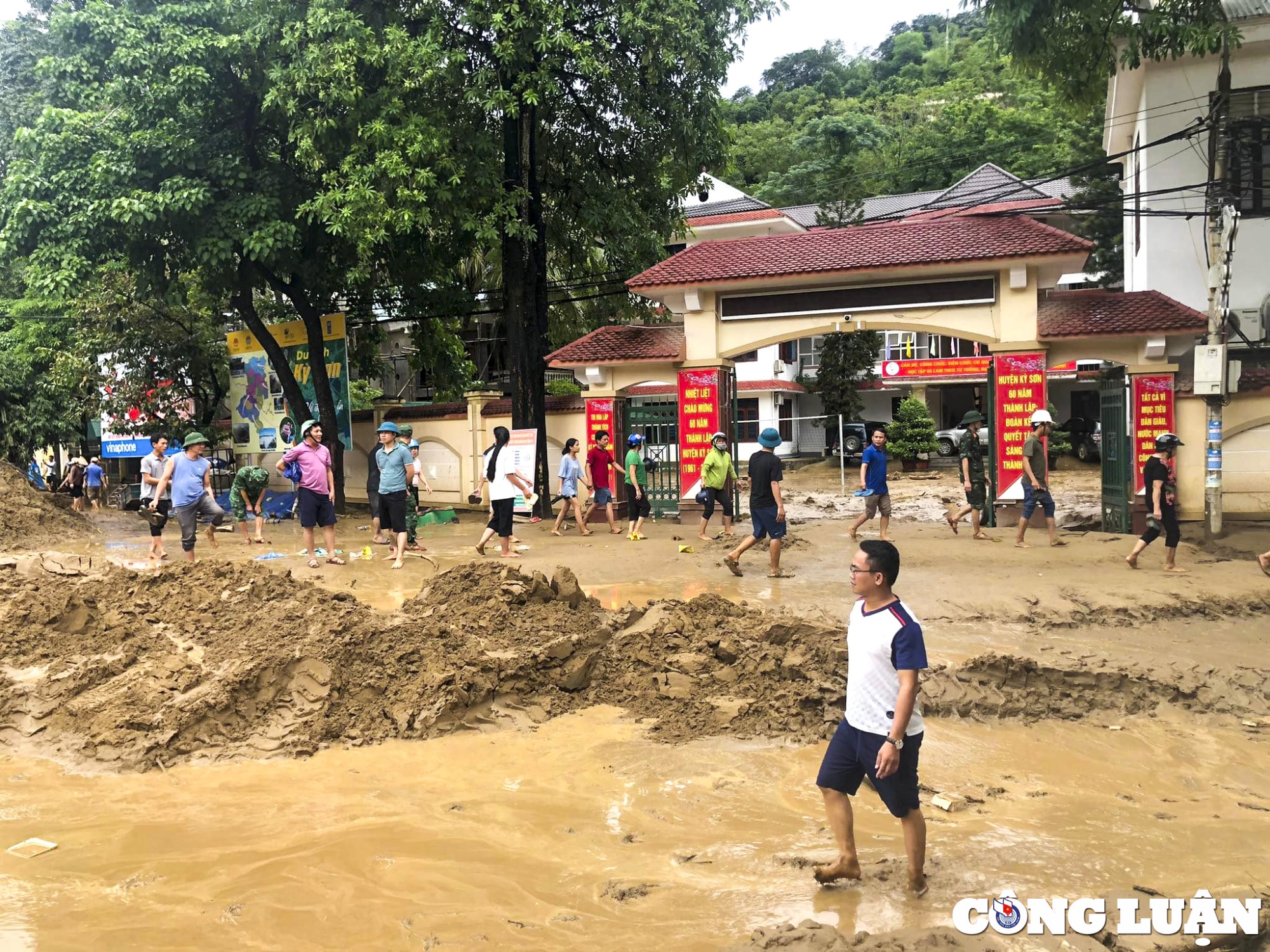 nghe an bun dat phu kin duong cao hon 1m sau tran lu quet o huyen ky son hinh 1
