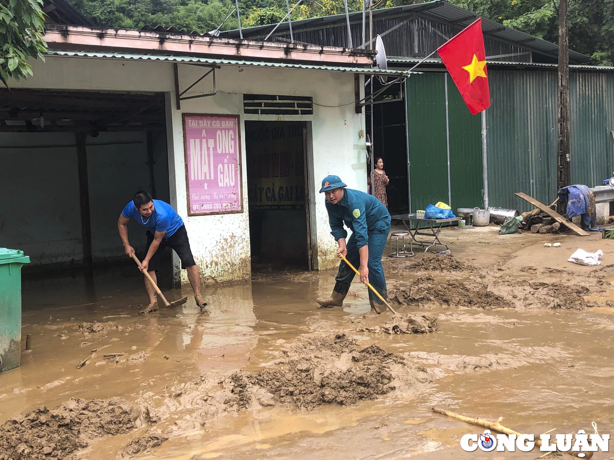 nghe an bun dat phu kin duong cao hon 1m sau tran lu quet o huyen ky son hinh 11