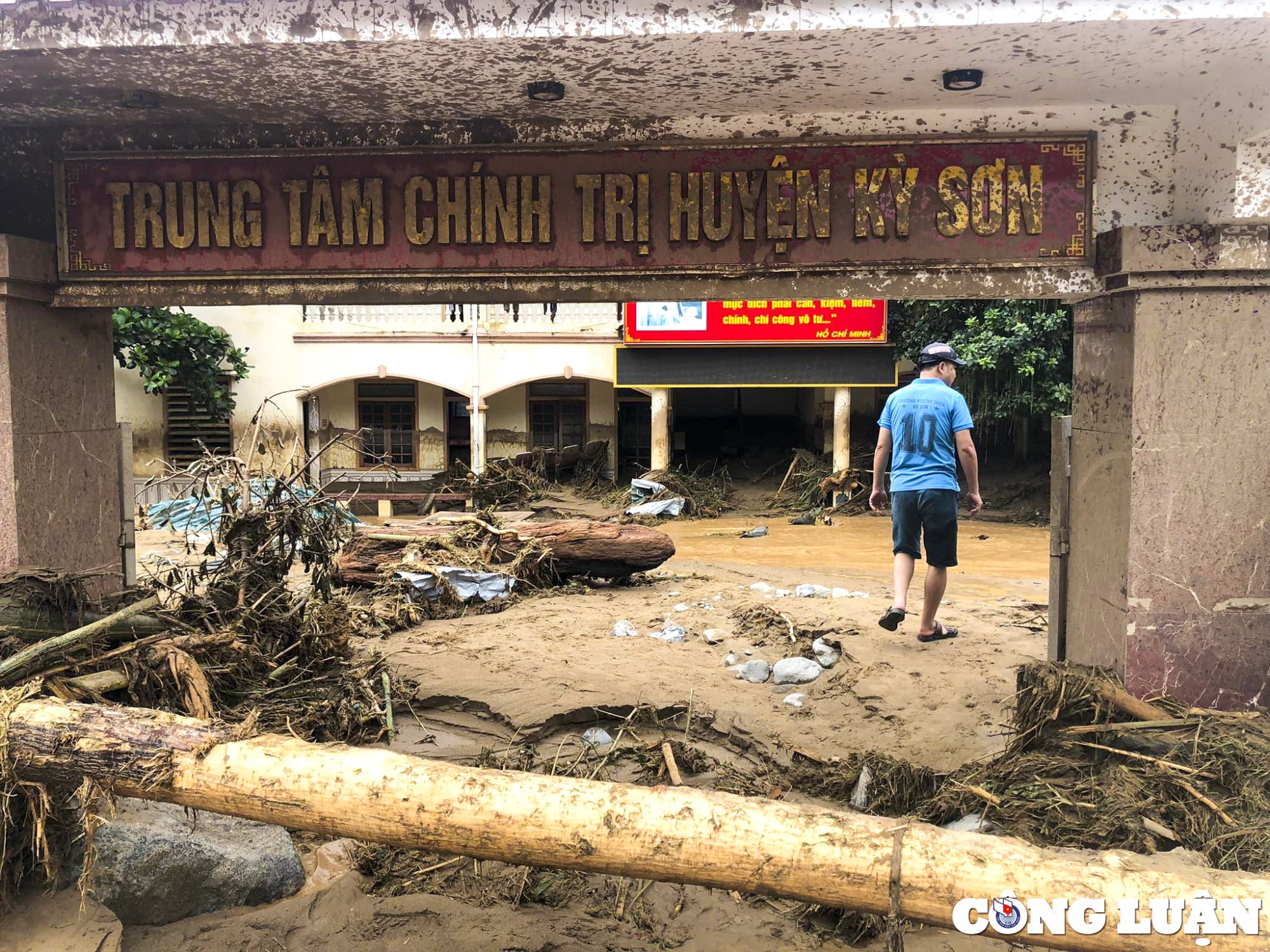 nghe an bun dat phu kin duong cao hon 1m sau tran lu quet o huyen ky son hinh 6
