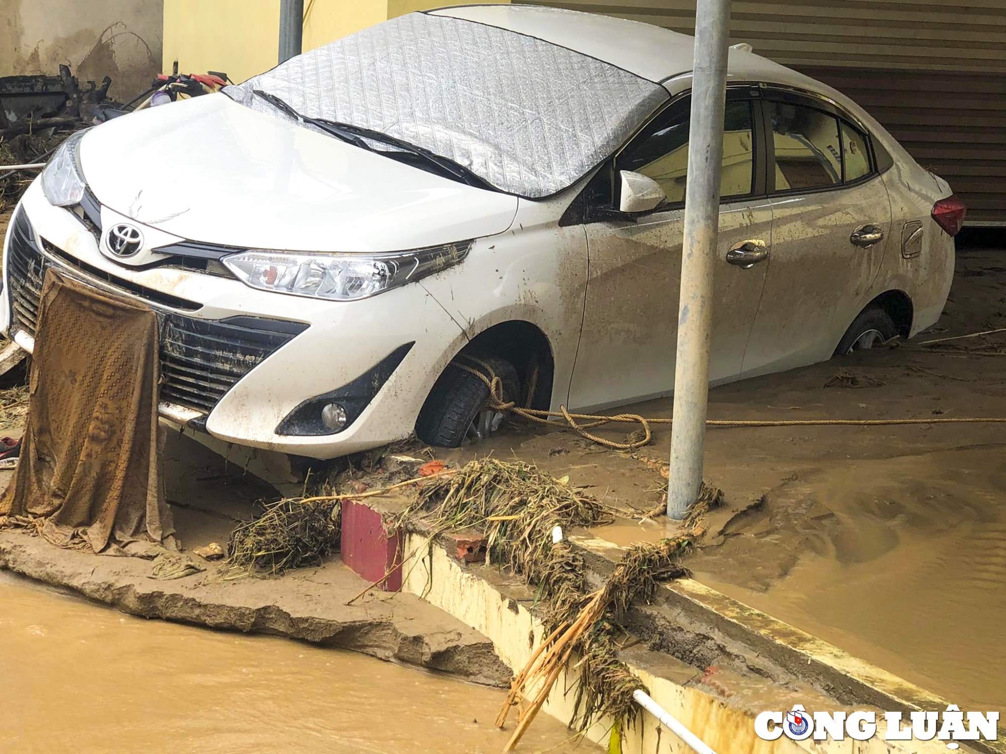 nghe an bun dat phu kin duong cao hon 1m sau tran lu quet o huyen ky son hinh 9