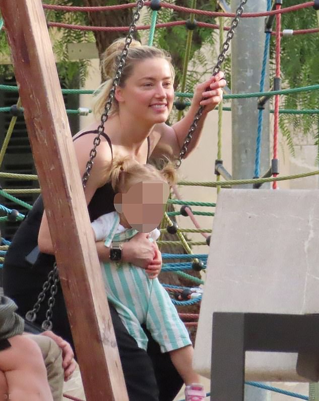 amber heard dua con gai di nghi o tay ban nha du van no tien depp hinh 1