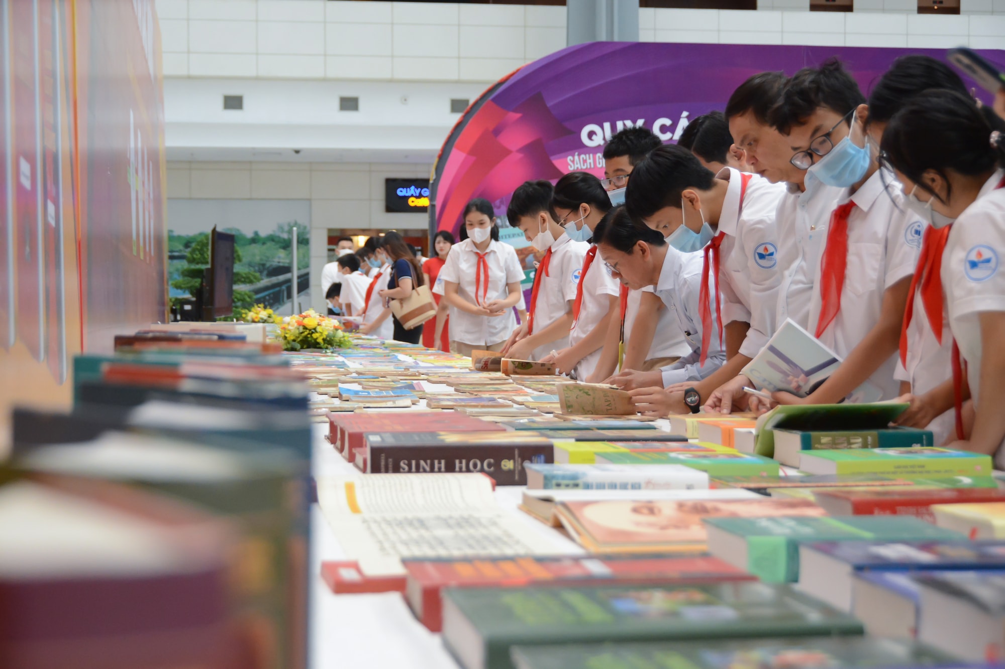 bai 2 kinh nghiem quoc te trong viec nang cao chat luong trong bien soan va su dung tiet kiem sach giao khoa hinh 1